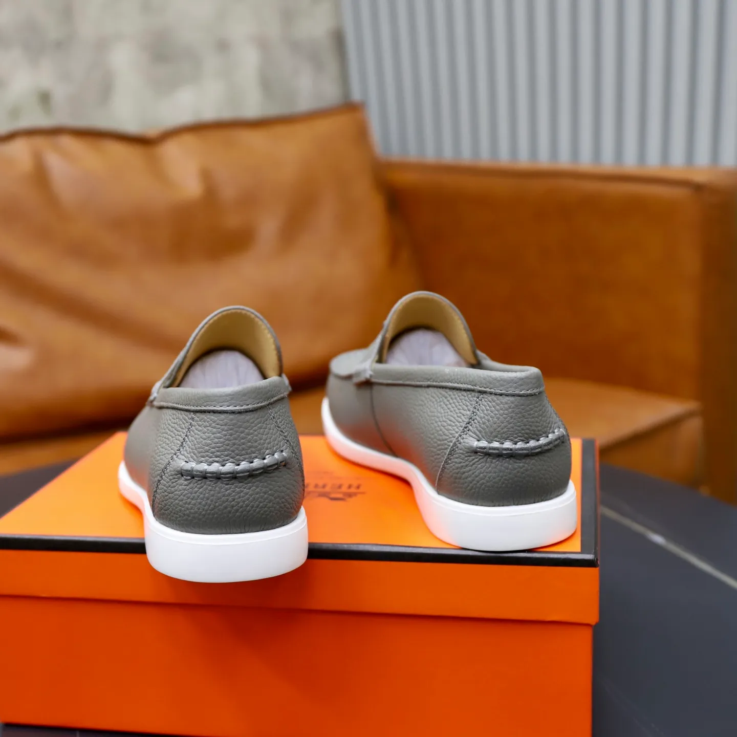 Ex-factory price: 560💰Hermès/Hermès slip-on men's shoes. This shoe is made of imported pebbled cowhide. It has simple and smooth lines and is combined with aerodynamically designed 3CM rubber foam ultra-light soles! Youthful and fashionable, classic H-shaped hardware buckle decoration, calf lining gently wraps the feet, with logo cowhide feet, casual and urban style, highlighting youthful vitality, sports and leisure version, super versatile, code number: 38-39-40-41-42-43-44 standard leather shoe size (45 can be customized but does not support returns)